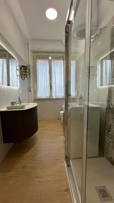 a bathroom with a shower and a sink at Sophia Luxury Home confortevole e in ottima posizione in Rome