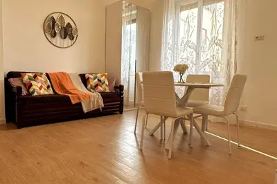 a living room with a couch and a table and chairs at Sophia Luxury Home confortevole e in ottima posizione in Rome