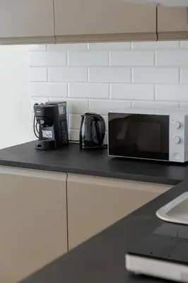 a kitchen counter with a microwave and a toaster at Bottega Artistica Guest House in Rome