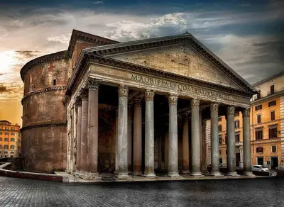 an ancient building with columns in a city at Pantheon Suite - Residenze di Charme in Rome