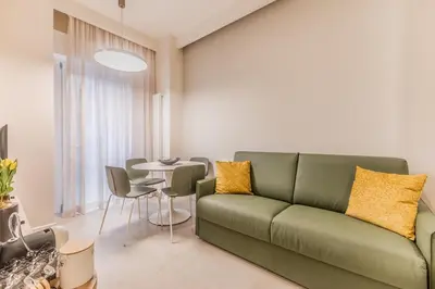 a living room with a green couch and a table at EP2000 Roman Holidays in Rome