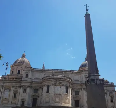 a building with a monument in front of it at Chez Pierre tourist rental in Rome