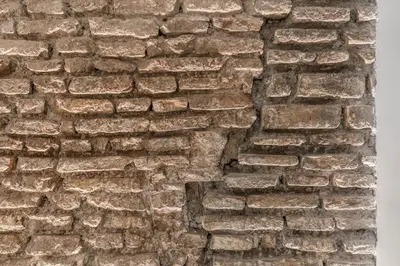 an old brick wall with a mortarerror in it at Maison Carrozze in Rome