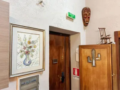 a room with a door and a picture of a vase at Nice 2 CU in Rome