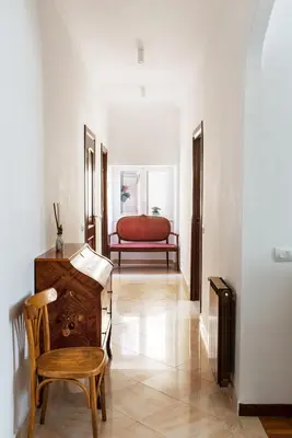 a hallway with a desk and a chair and a bench at Le Stanze di Margot con Parcheggio Privato in Rome