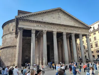 a group of people standing in front of a building at Re di Room in Rome