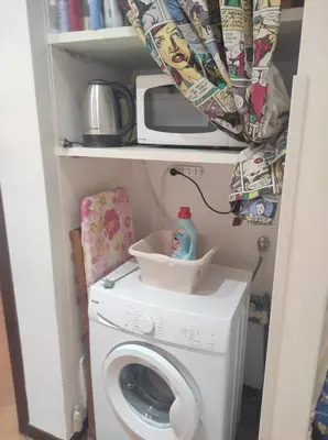 a laundry room with a washing machine and a microwave at Bikehouse in Rome