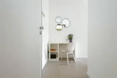 a white room with a chair and a desk at Luminoso appartamento di fronte Metro Piramide in Rome