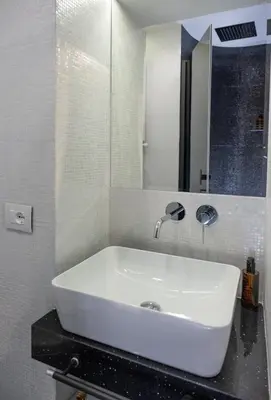 a white sink in a bathroom with a mirror at Dreamers in Belsiana Spagna int 8 in Rome