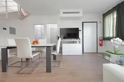 a dining room with a table and white chairs at Sabelli 1 Villa Indipendente nel Cuore di Roma in Rome