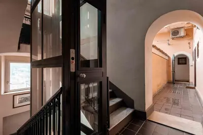 a hallway with a door in a house at Domus Sabelli in Rome
