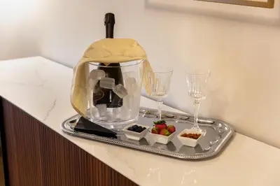a tray with two wine glasses and a drink mixer at Decòncept House in Rome