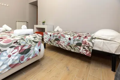 two beds sitting next to each other in a room at Casa di latta in Rome