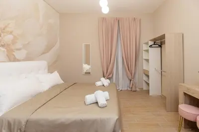 a bedroom with two beds and a wall with flowers at Casa di latta in Rome