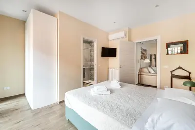 a bedroom with a large white bed in a room at ROMAN DREAM lV in Rome