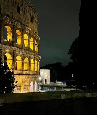 a night view of the colosseum at night at Domus 31 - Colosseum in Rome