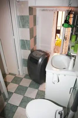 a small bathroom with a toilet and a sink at La casetta di Brigida in Rome