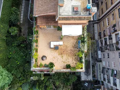 an overhead view of a building with a yard at San Pietro in Vaticano Terrazza Giovy in Rome