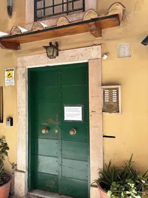 a green door on the side of a building at la casa di lola in Rome