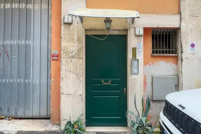 a green door on the side of a building at ht movie flat bilo in Rome