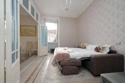 a bedroom with a bed and a couch at Interno 5 elegante residenza per 10 pax vicina a Colosseo e Santa Maria Maggiore in Rome