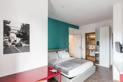 a bedroom with a bed and a blue wall at 59 Riverside in Rome