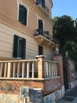 a house with graffiti on the side of it at Centralissima Collegatissima in Rome