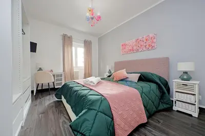 a bedroom with a bed with a green comforter at Makà, una struttura dal fascino unico in Rome