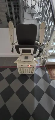 a chair sitting on the floor in a room at Al pozzo di Garibaldi in Rome