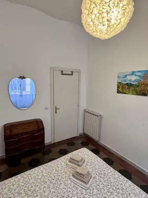 a room with a table with two towels on it at Appartamento a Roma vicino Metro Vittorio Emanuele in Rome