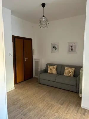 a living room with a couch and a brown door at Casa Susanna in Rome