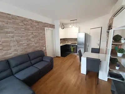 a living room with a couch and a table at Pato's Home - Appartamento Condiviso Con Parcheggio Gratuito in Rome