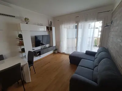 a living room with a blue couch and a television at Pato's Home - Appartamento Condiviso Con Parcheggio Gratuito in Rome