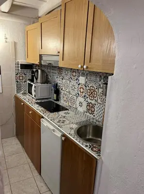 a kitchen with a sink and a microwave at Arco acetari-Il medio evo nel cuore di roma in Rome