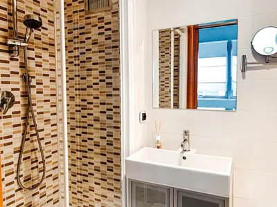a bathroom with a sink and a shower at Appartamento Vacanze a Roma San Giovanni - Affitto Breve, Comfort Moderno e Posizione Centrale in Rome
