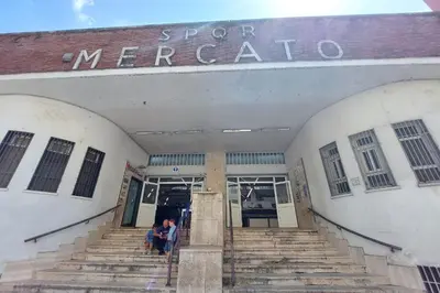 two children standing in front of a school building at Flaminio Arte & Musica in Rome