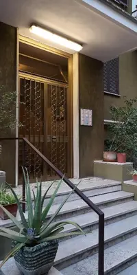 a potted plant sitting in front of a building at Monolocale luminoso vicino Trastevere in Rome