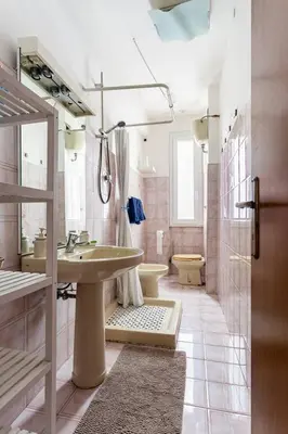 a bathroom with a sink and a toilet and a shower at Appartamento con balcone a San Giovanni, piano alto con vista su Roma in Rome