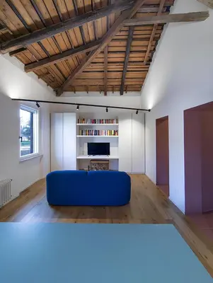 a living room with a blue couch in the middle at La Garbatella dei Cesaroni in Rome