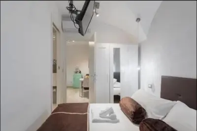 a bedroom with a bed and a room with a roomswersswersswers at PIRAMIDE apartment in Rome