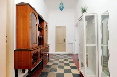 a dressing room with a dresser and a mirror at Le Rondinelle di Trastevere in Rome