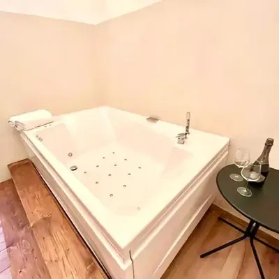 Pantheon Luxury Jacuzzi Apartment
