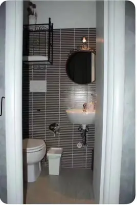 a bathroom with a toilet and a sink at SUNSHINE ROOMS 1s in Rome