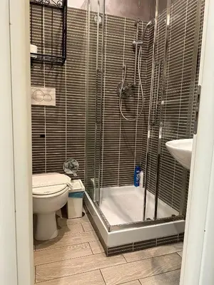 a bathroom with a shower and a toilet and a sink at SUNSHINE ROOMS 1s in Rome