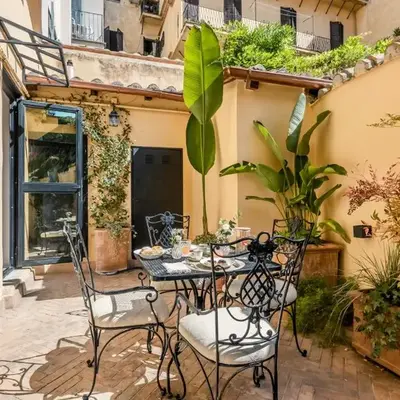 Colosseum 1 Min Design Apt with Private Courtyard