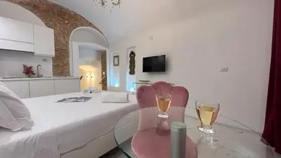 a room with a bed and two glasses on a glass table at Domus Jana 30 in Rome