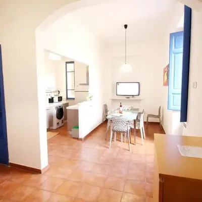 Walk to the Colosseum from your Family Apt