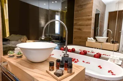 a bathroom with a bowl sink and a bath tub at Sun Suite Luxury Pantheon in Rome