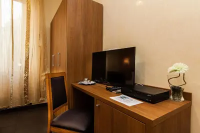 a hotel room with a desk with a tv and a desk sidx sidx sidx sidx at Guest's Heaven in Rome