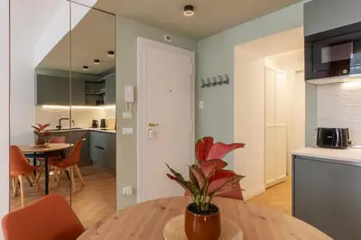 a kitchen and dining room with a table with a plant at Appartamento moderno e silenzioso a Trastevere in Rome